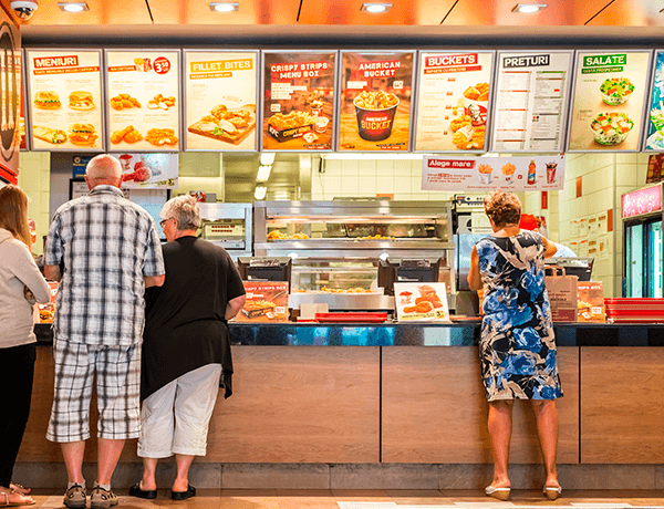 Tienda de comida y personas comprando